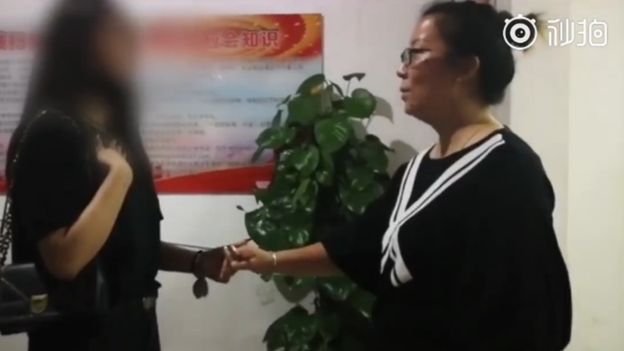  Ms Li (L) met with her landlord (R) to apologise and resolve the issue 