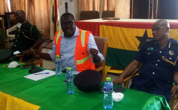 The MCE for Tema, Mr Felix Annag-La(2nd left) flanked by the Deputy Police Commander for Tema, DCOP Anderson Fosu-Ackaah(3rd left), Chief Superintendent Martic Dordzie, (left) Dep. Reg. Commander Ghana Immigration Service, addressing the press conference