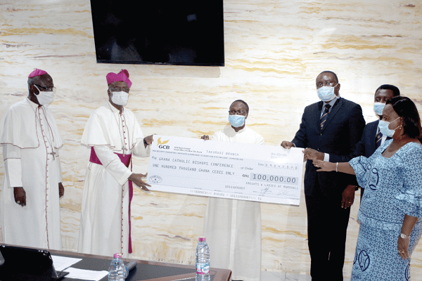 Sir Knight Bro. Charles Cobb ( right), Supreme Knight of the Knights of Marshall, presenting the cheque to Most Rev. Charles Gabriel Palmer-Buckle (2nd left), the Archbishop of Cape Coast and Vice President of the Ghana Catholic Bishops’ Conference, at a ceremony in Accra. Picture: GABRIEL AHIABOR
