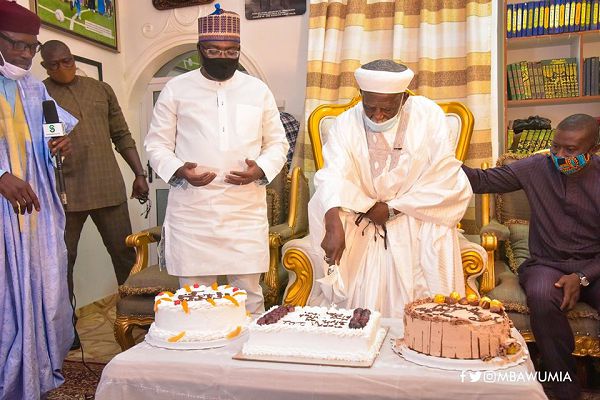 Sheikh Osman Nuhu Sharubutu cutting a cake to mark his 101st birthday while Vice-President Dr Mahamudu Bawumia looks on