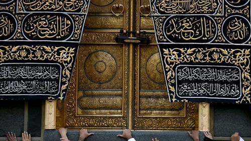 Muslims in May 2018 touch the Kaaba at the Grand Mosque during the holy fasting month of Ramadan at Mecca, Saudi Arabia. Photo: Reuters