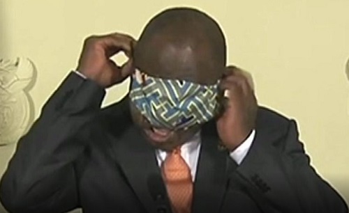 VIDEO: South Africa President Cyril Ramaphosa face mask struggles
