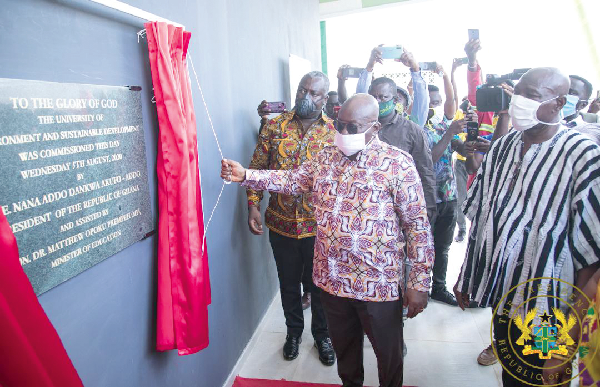 President Akufo-Addo unveiling the plaque to inaugurate the university