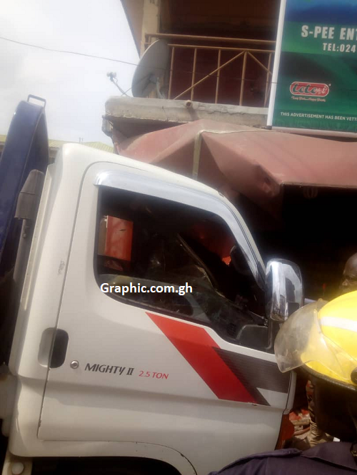 Agona Swedru: Hyundai truck runs into shop, injures six pedestrians