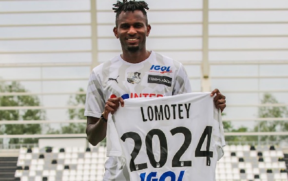 Emmanuel Lomotey displaying his jersey after signing the contract