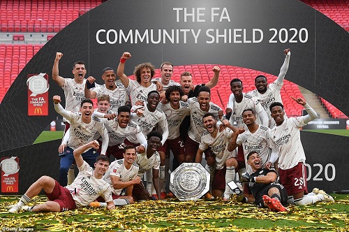 Triumphant Arsenal team celebrating with the trophy