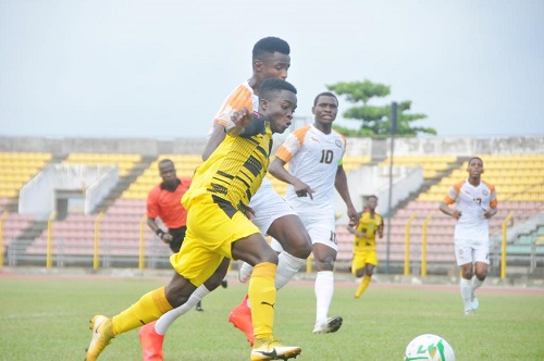 Black Satellites' Matthew Cudjoe battling with his Nigerien counterpart for the ball