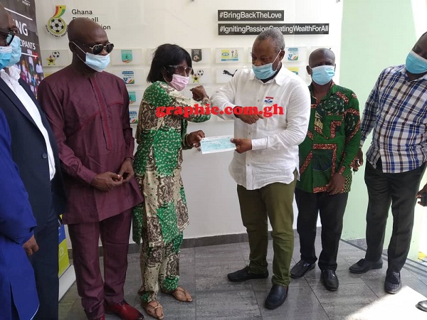 Sports Ministry presents GH¢900,000 to Ghana Premier League clubs