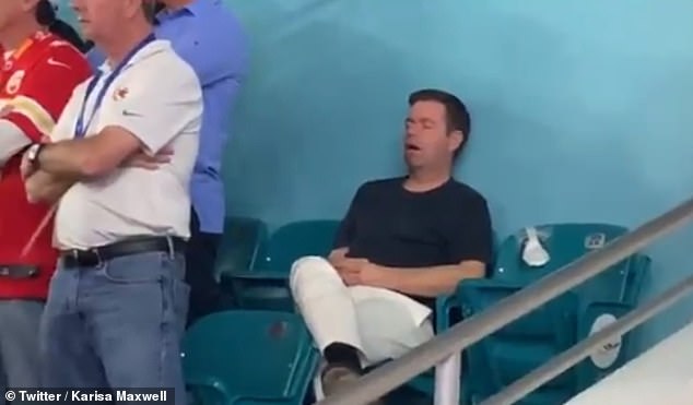 Man filmed sleeping at SuperBowl where tickets cost $7,000 (VIDEO)