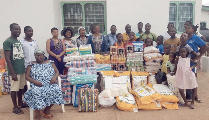  The musician and children of the orphanage after the donation