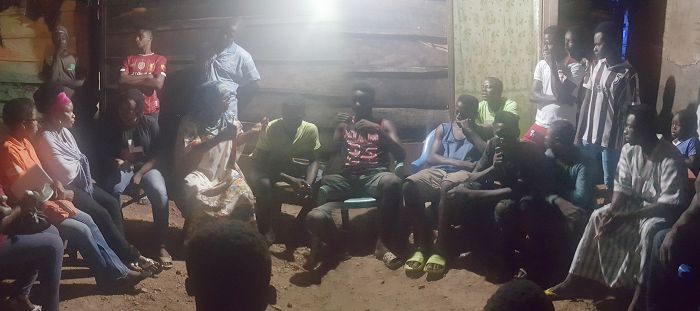 The wheelbarrow pushers in a discussion with the officials on the monitoring visit