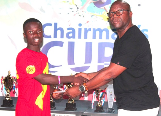 Mr Charles Tackie-Menson, a veteran Ping-pong player presenting a cheque to Ibrahim Gado