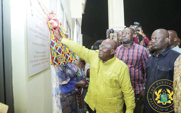 President Akufo-Addo unveiling a plaque to officially open the Business Resource Centre at Kadjebi 