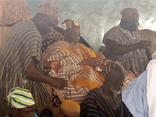 Yaa Naa Abukari Mahama II (2nd left), the Overlord of Dagbon, addressing the youth leaders of the various political parties at his palace in Yendi