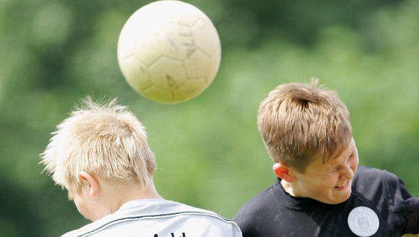 UK: Primary school children banned from heading in football training