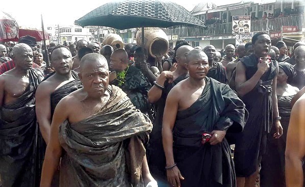 A retinue of chiefs on their way to pay their respects to the late Nana Yaa Nyamaa II