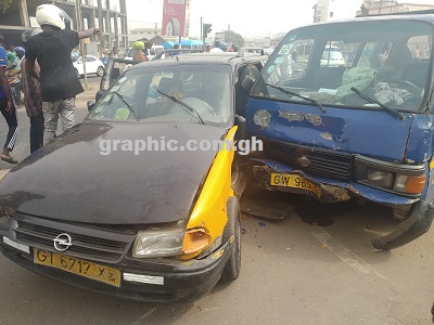 Passengers escape unhurt after accident on Graphic Road