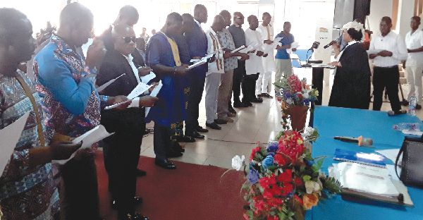 rs Rosemarie Afua Asante, a magistrate, administering the oath of office to the new assembly members at Asokwa