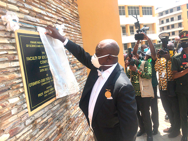 Asantehene, Otumfuo Osei Tutu II, unveils a plaque to inaugurate the new Faculty of Social Sciences Complex at the KNUST in Kumasi.