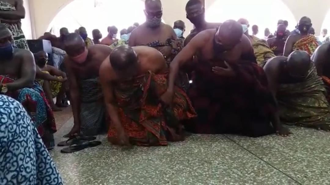 Baffour Owusu Amankwatia VI and his elders had to kneel down and beg the Asantehene for forgiveness to prevent a possible destoolment when the Asantehene sat in state at the Manhyia Palace [July 22, 2020].