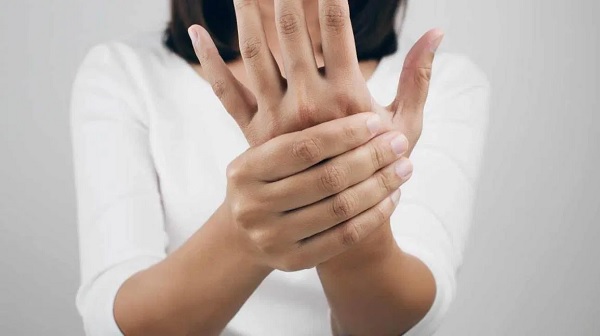 The initial symptoms of Guillain-Barré Syndrome are usually numbness and tingling in the fingers and toes 