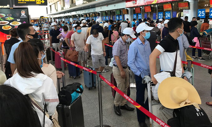 Vietnam to evacuate 80,000 tourists after three residents contract Covid-19