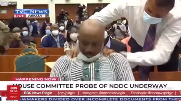 VIDEO: Nigerian official collapses at corruption hearing
