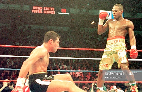 Ike Quartey (right) dropped Oscar De La Hoya when they fought in February 1999