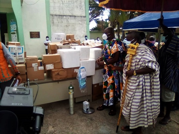 Odeefuo Amoako Buadu VIII (2nd right) presenting the items