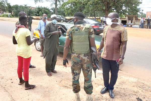 A security officer on inspection of people not wearing mask 