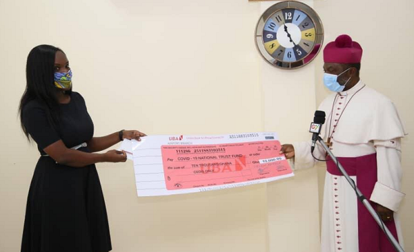 Dr Benedicta Ohene-Manu  presenting the cheque to Archbishop Justice Ofei Akrofi 