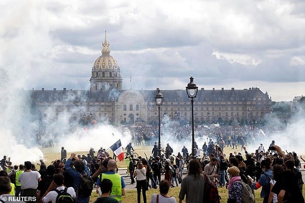 Hundreds of youths then made their way on to the large grass field in front of Les Invalides, where some of the worst fighting took place
