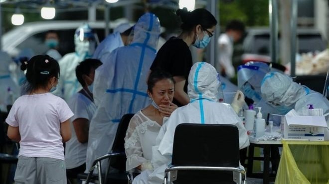 Hebei: China locks down 400,000 people after virus spike near Beijing