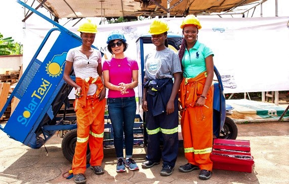 Ms Reeta Roy (2nd left) with some of the beneficiaries of the Solar Taxi initiative