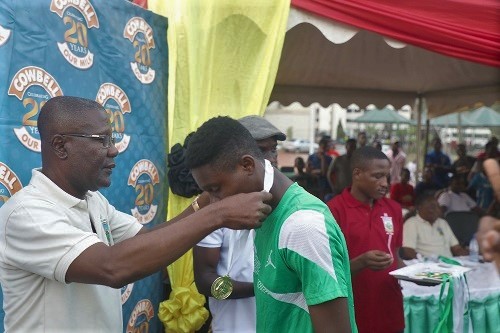 Prof. Temeng presenting a gold medal to the captian of the winning team