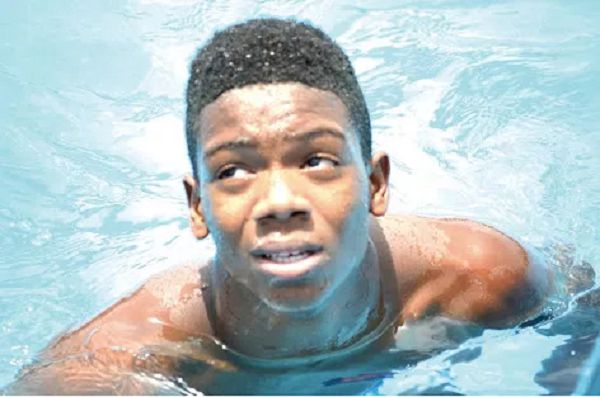  Jackson sets new swimming record