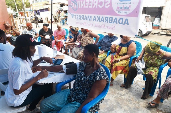 A nurse of Patholab screening a market woman