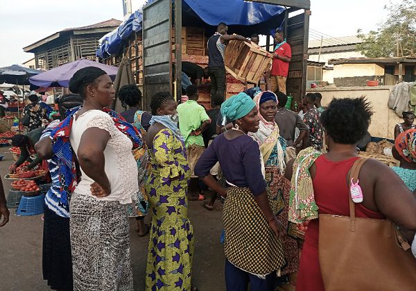 These market women don’t seem to be aware of the education on physical distancing 