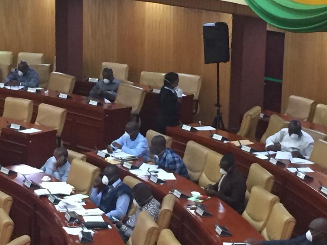  Ghana : Lawmakers wear face masks to prevent COVID 19 spread