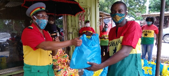 Abraham Boakye (left) presenting food items to a member of GHANSU