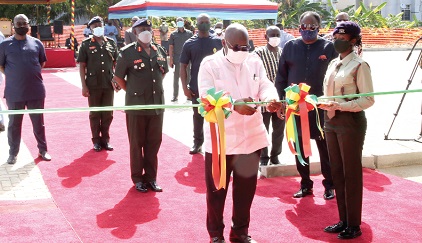 President Akufo-Addo cutting the tape to inaugurate the new residential blocks for the Ghana Armed Forces.