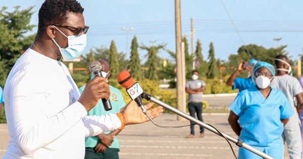 Mr Niyi Ojuolape  addressing the health workers