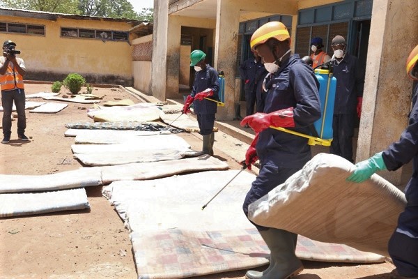  Staff of Zoomlion disinfesting the mattresses