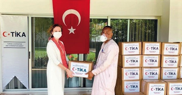 Mrs Ozlem Ergun Ulueren, Turkish Ambassador to Ghana, presenting  food parcels to Mr Abubakar  Saddique Boniface, Minister of State at the Office of the Vice-President
