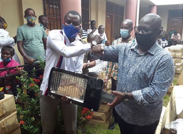 Mr Agripah Opoku, Assembly Member for the North Suntreso Electoral Area, receiving his share of the streetlights from Mr Asenso-Boakye (right)