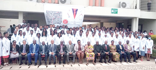  Medical students with faculty members and dignitaries