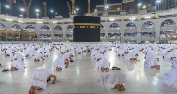 Foreign Muslims return to Mecca for Umrah pilgrimage