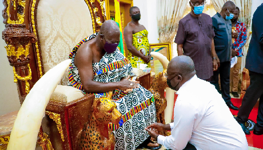  Vice-President Bawumia (3rd left) in a chat with the Asantehemaa, Nana Konadu Yiadim III, at the Manhyia Palace