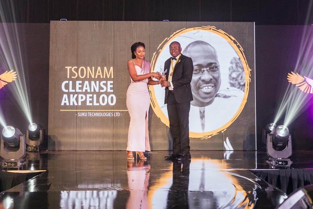 Tsonam Akpeloo receives the 2020 forty under 40 awards 