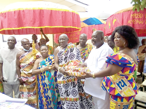 Nana Okoawia Dwomo Baadu II (middle) presenting a leadership award to Major General William Omane Agyekum (2nd left) at the celebration of the chiefs and people of Koforidua Effiduase at this year's Akwasidae Festival 